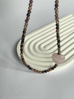 Náhrdelník z broušeného rodonitu se srdcem z růženínu