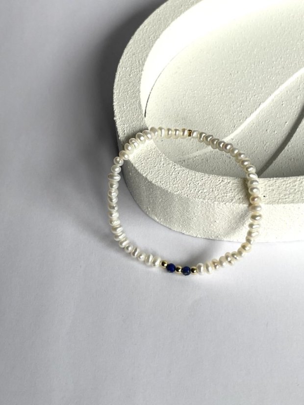 Náramek z perel, lapis lazuli a zlatých detailů